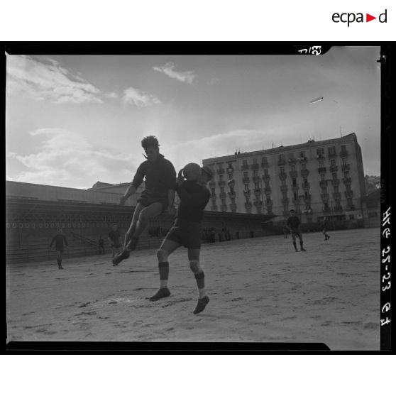 Match de football d'équipes militaires en Algérie.