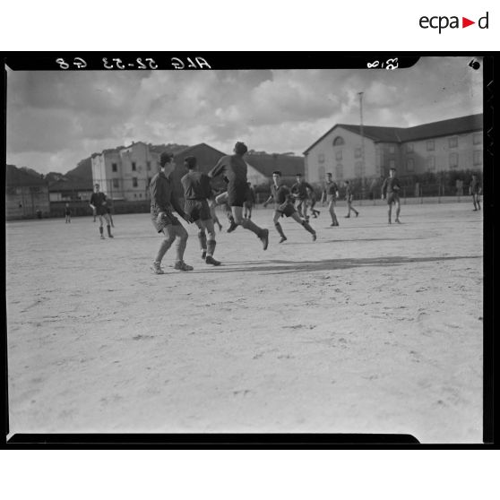 Match de football d'équipes militaires en Algérie.