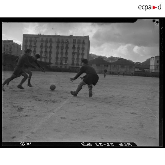 Match de football d'équipes militaires en Algérie.