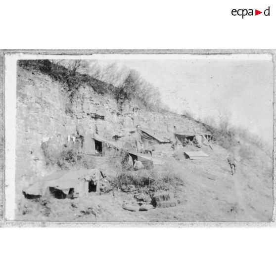 Le haut de la carrière. Campement de saltimbanques. [légende d'origine]