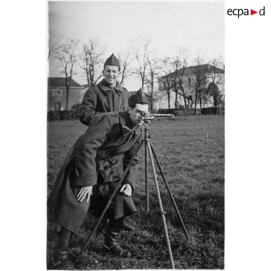 E[cole] M[ilitaire d']A[rtillerie]. Poitiers. Novembre 1937 - avril 1938. [légende d'origine]