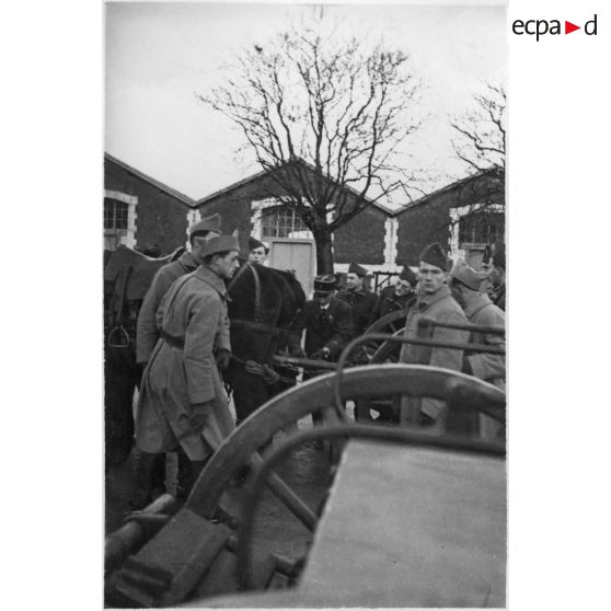 E[cole] M[ilitaire d']A[rtillerie]. Poitiers. Novembre 1937 - avril 1938. [légende d'origine]