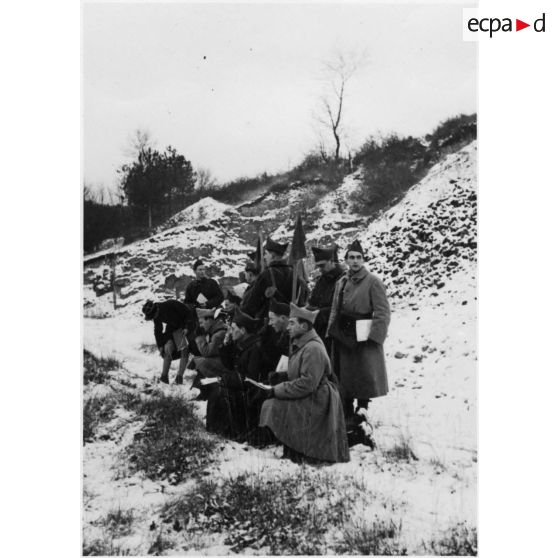 E[cole] M[ilitaire d']A[rtillerie]. Poitiers. Novembre 1937 - avril 1938. [légende d'origine]