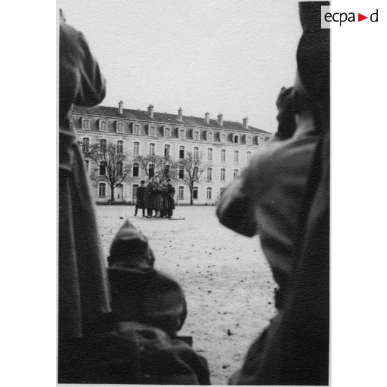 E[cole] M[ilitaire d']A[rtillerie]. Poitiers. Novembre 1937 - avril 1938. [légende d'origine]