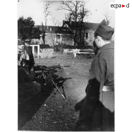 E[cole] M[ilitaire d']A[rtillerie]. Poitiers. Novembre 1937 - avril 1938. [légende d'origine]