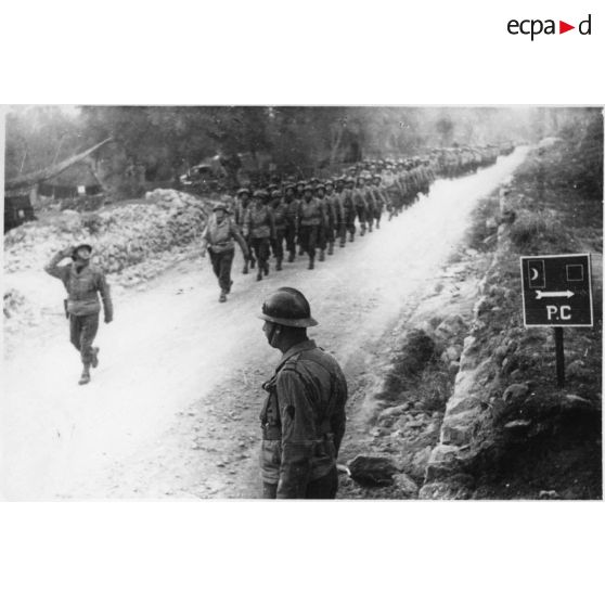 Repos en Italie. Avril 1944. [légende d'origine]