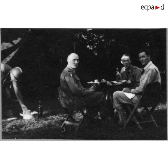 Repos en Italie. Avril 1944. [légende d'origine]