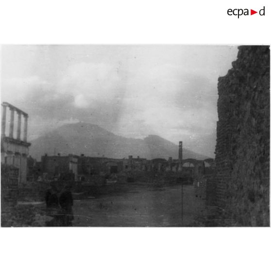 Repos en Italie. Avril 1944. [légende d'origine]