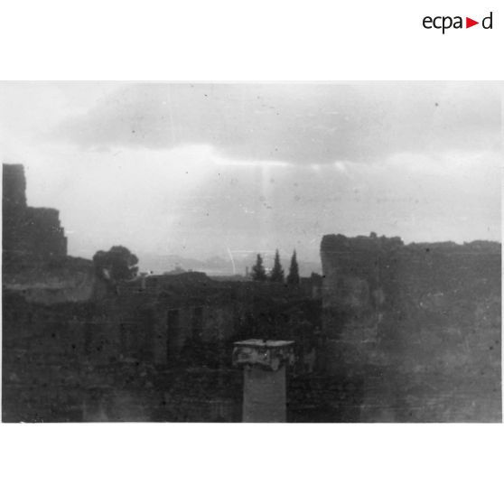 Repos en Italie. Avril 1944. [légende d'origine]