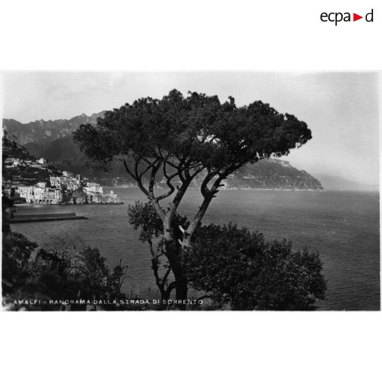 Amalfi. Panorama dalla Strada di Sorrento. [légende d'origine]