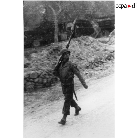 Repos en Italie. Avril 1944. [légende d'origine]