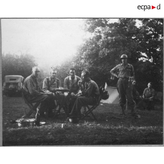 Repos en Italie. Avril 1944. [légende d'origine]