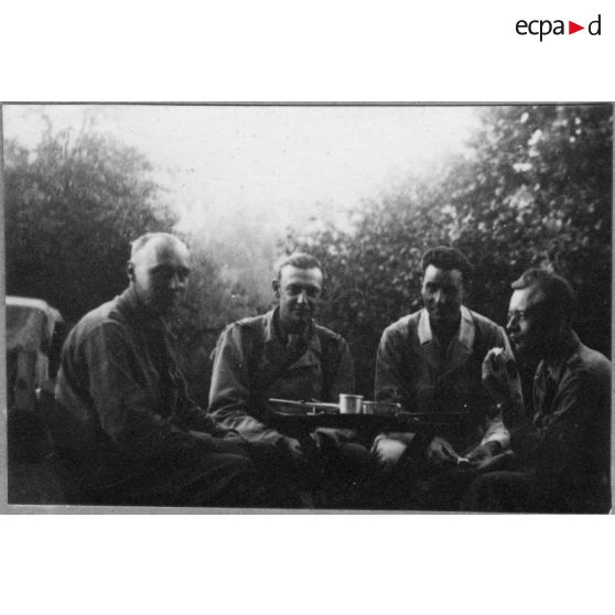 Repos en Italie. Avril 1944. [légende d'origine]
