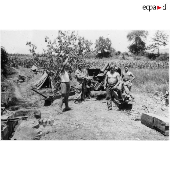 En route vers la libération de Sienne. Juin 1944. [légende d'origine]
