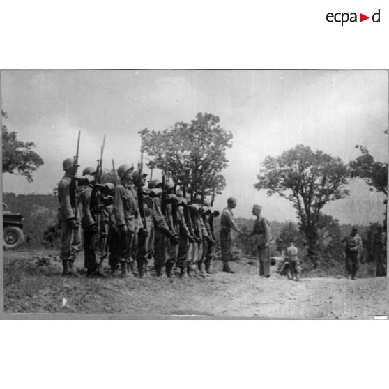 En route vers la libération de Sienne. Juin 1944. [légende d'origine]