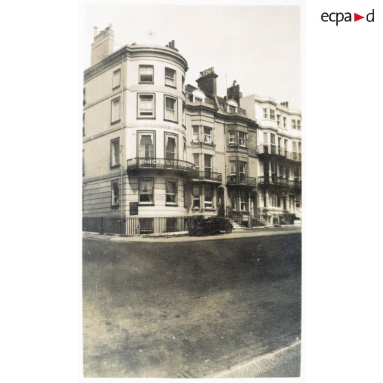 [Des immeubles bordent une rue d'une ville en Angleterre].