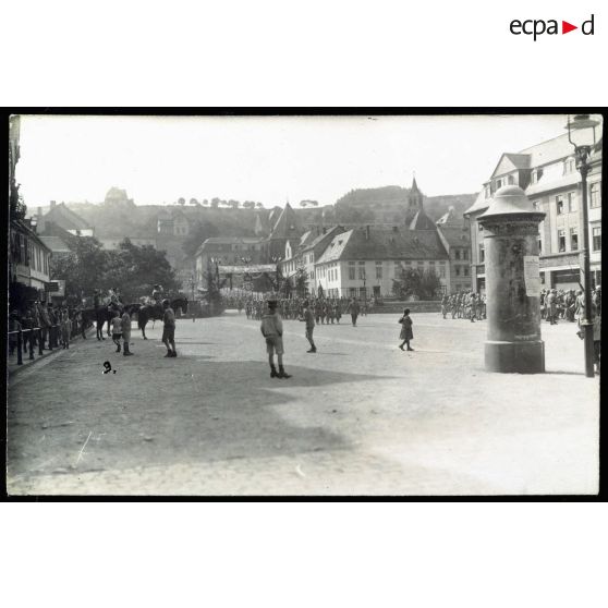 [Un régiment défile dans une ville].