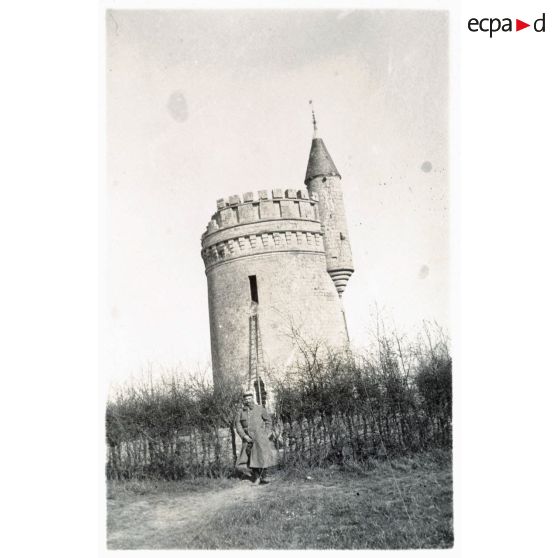 [Un soldat devant la tour crénelée du Moulin Topart].