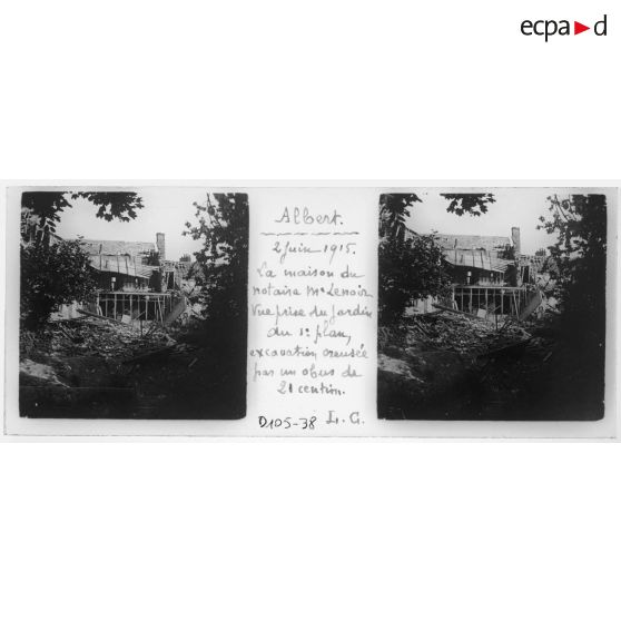 Albert. 2 juin 1915. La maison du notaire M[aîtr]e Lenoir. Vue prise du jardin. Au 1er plan, excavation creusée par un obus de 21 centim[ètres]. L. C. [légende d'origine]