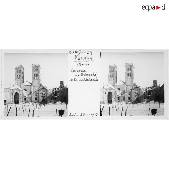 Verdun. Meuse. La cour de l'évêché et la cathédrale. L. C. - 23-1-1917. [légende d'origine]