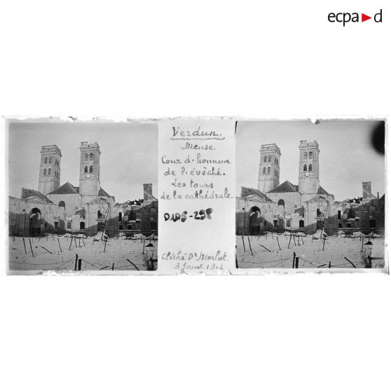 Verdun. Meuse. Cour d'honneur de l'évêché. Les tours de la cathédrale. Cliché D[octeu]r Morlot. 3 janv[ier] 1918. [légende d'origine]