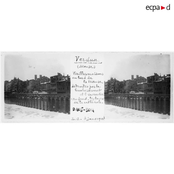 Verdun (Meuse). Vieilles maisons au bord de la Meuse, détrutes par le bombardement et l'incendie. Au fond, les tours de la cathédrale. L. C. -  3 janv[ier] 1918. [légende d'origine]