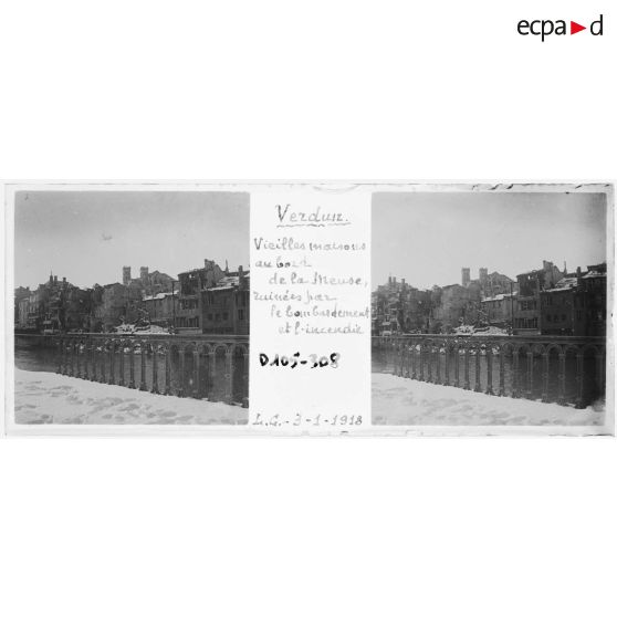 Verdun. Vieilles maisons au bord de la Meuse, ruinées par le bombardement et l'incendie. L. C. - 3-1-1918. [légende d'origine]