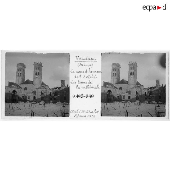 Verdun (Meuse). La cour d'honneur de l'Evêché. Les tours de la cathédrale. Cliché D[octeu]r Morlot. 3 janv[ier] 1918. [légende d'origine]