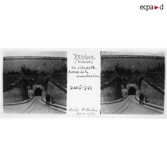 Verdun (Meuse). La citadelle. Entrée de la manutention. Cliché D[octeu]r Aubry. Juin 1918. [légende d'origine]