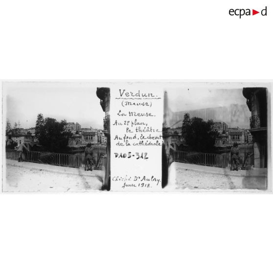 Verdun (Meuse). La Meuse. Au 2e plan, le théâtre. Au fond, le chevet de la cathédrale. cliché D[octeu]r Aubry. Juin 1918. [légende d'origine]