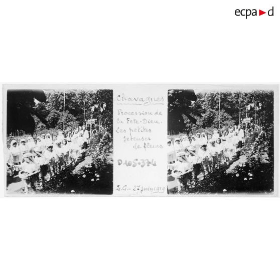 Chavagnes. Procession de la Fête-Dieu. Les petites jeteuses de fleurs. L. C. - 27 juin 1919. [légende d'origine]