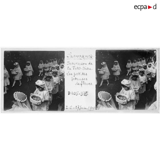 Chavagnes. Procession de la Fête-Dieu. Les petites jeteuses de fleurs. L. C. - 27 juin 1919. [légende d'origine]