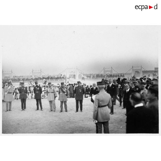 Algérie : Inauguration à Ouargla du monument Foureau Lamy - de dos : Gal. Reibell, de face de droite à gauche, X, Maréchal Franchet d'Esperey, Gal. Ronderez, Gal. Joullaud, Gal.Meynier, Gal. De Chambrub. [légende d'origine]
