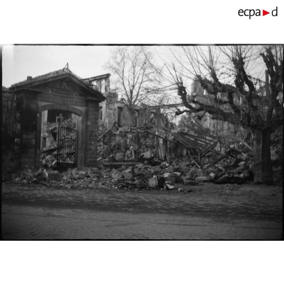 St-Cyr détruit par les bombardements américains. [légende d'origine]