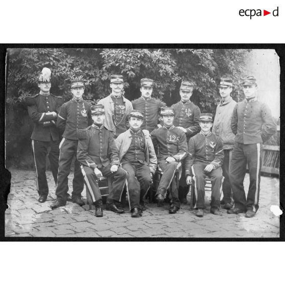 Après l'amphi de garnison - G. Britsch 2e à gauche (1er tirailleur). [légende d'origine]