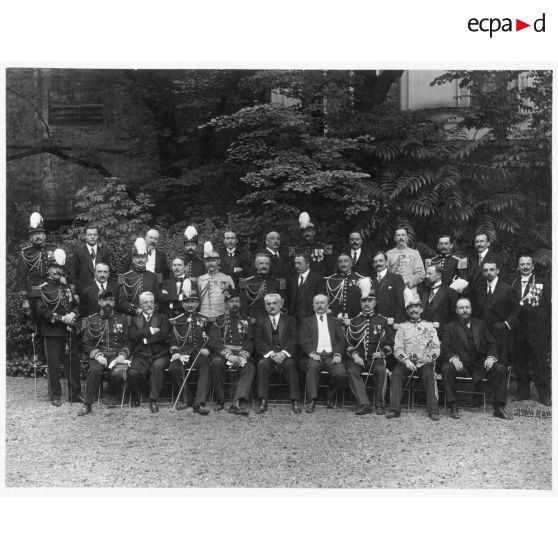 Cabinet de Alexandre Millerand, ministre de la Guerre. Au dernier rang, 3e droite, le commandant G. Britsch. [légende d'origine]