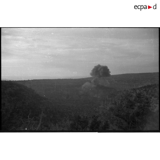[Une explosion au loin].