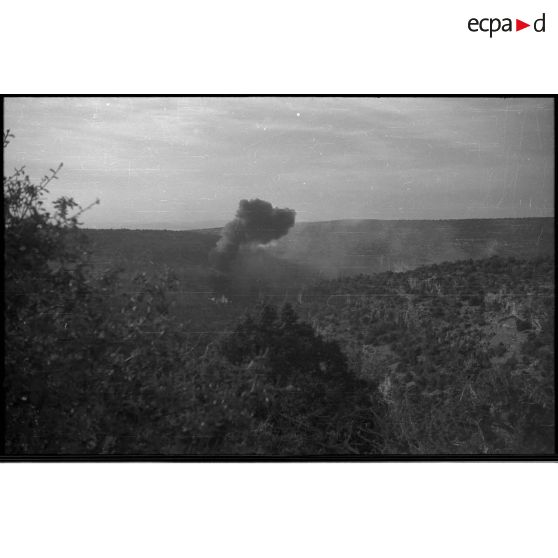 [Une explosion au loin].