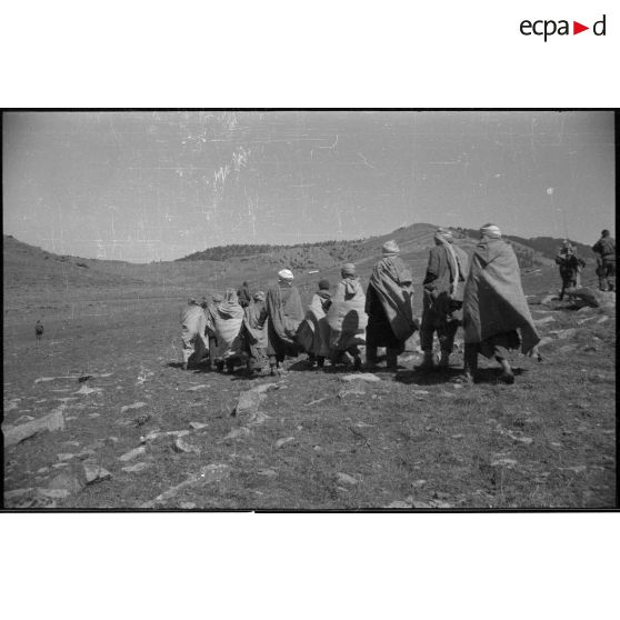 [Un groupe d'hommes dans la montagne].