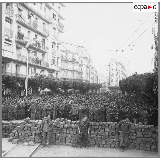 24/01/1960: Barricades à Alger - durée une semaine. [légende d'origine]<br>