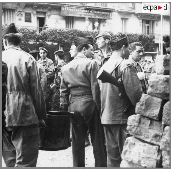24/01/1960: Barricades à Alger - durée une semaine. [légende d'origine]<br>