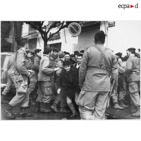 Janvier 1960 - Barricades à Alger - foule. [légende d'origine]