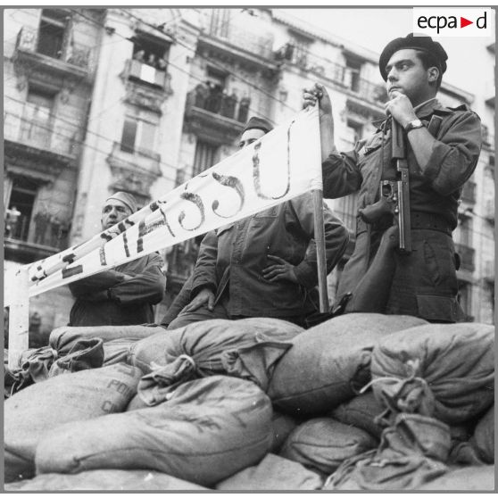 24/01/1960: Barricades à Alger - banderole "Vive Massu". [légende d'origine]<br>