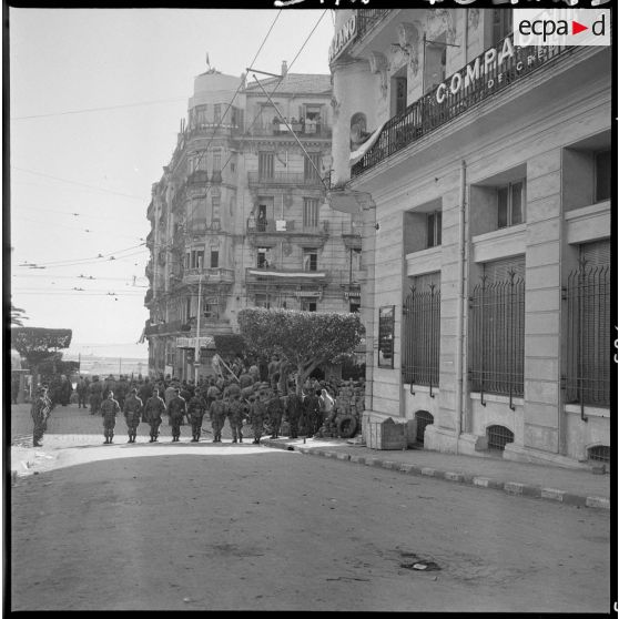 31 janvier 1960 - Barricades à Alger - déploiement des troupes. [légende d'origine]<br>