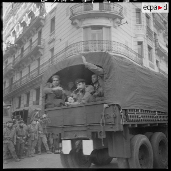 31 janvier 1960 - Barricades à Alger - déploiement des troupes. [légende d'origine]<br>