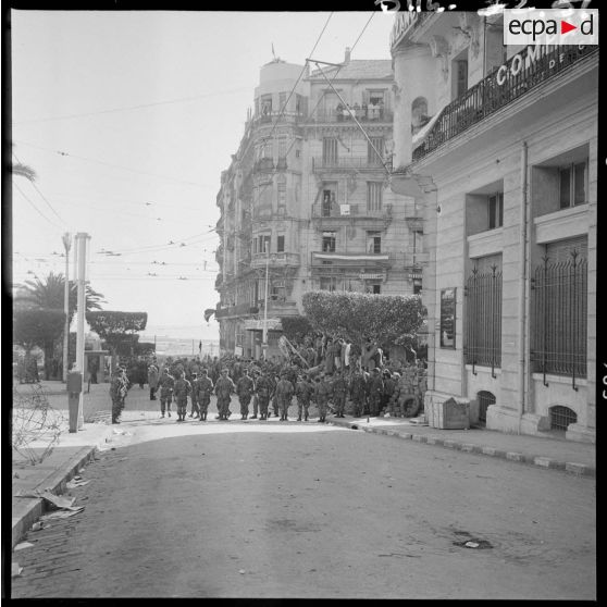 31 janvier 1960 - Barricades à Alger - déploiement des troupes. [légende d'origine]<br>