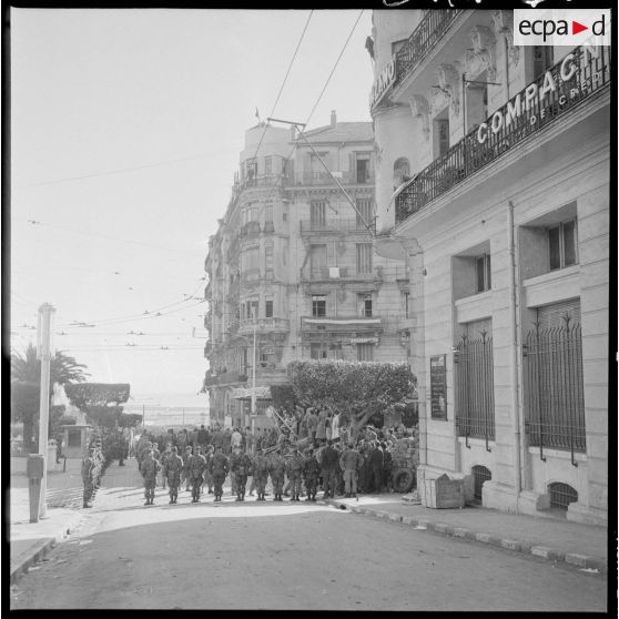 31 janvier 1960 - Barricades à Alger - déploiement des troupes. [légende d'origine]