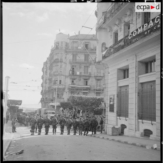 31 janvier 1960 - Barricades à Alger - déploiement des troupes. [légende d'origine]