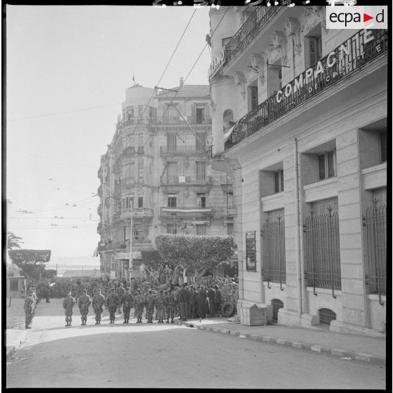 31 janvier 1960 - Barricades à Alger - déploiement des troupes. [légende d'origine]<br>