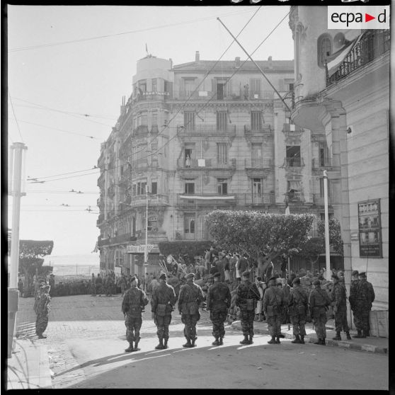 31 janvier 1960 - Barricades à Alger - déploiement des troupes. [légende d'origine]<br>